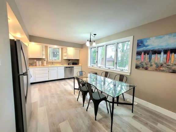 Chalet By The Bay - Sleeps 12 - Image 5